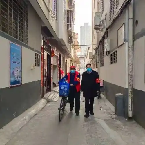 南阳西峡县79岁老党员防疫一线做起志愿者