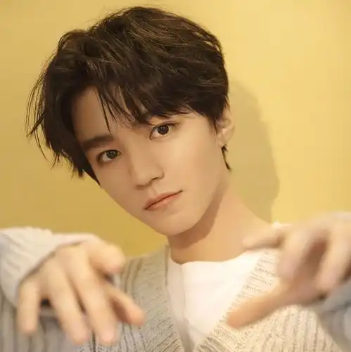 王俊凯晒20宫格减脂餐,瘦身体重成亮点,网友称同款菜谱学到了