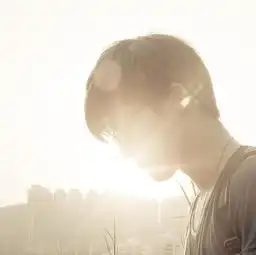 急求一个像这样的男头像,