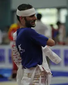 图文上海男花大奖赛法选手脸部受伤穿比赛服