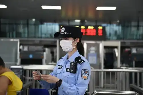 地下车库,一名女警被三名歹徒劫持,事后被活埋