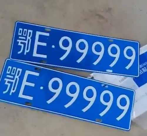 一男子二手车选号牌中99999车管所用这两个技巧,保证好号牌