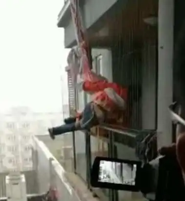 母亲叫男孩起床,男孩因起床气欲从12楼跳下,网友真是极端