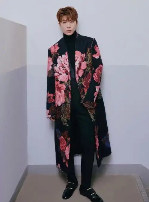 范丞丞火了可真任性,非要尝试西装搭胖胖裤,看背影显矮又油腻