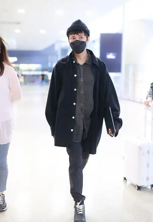 像陈坤这样的男明星越来越少了,肤色黝黑也很帅气,越来越迷人