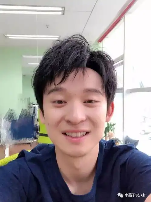 李荣浩董子健发文为另一半庆生,网友董子健只有跪搓衣板了