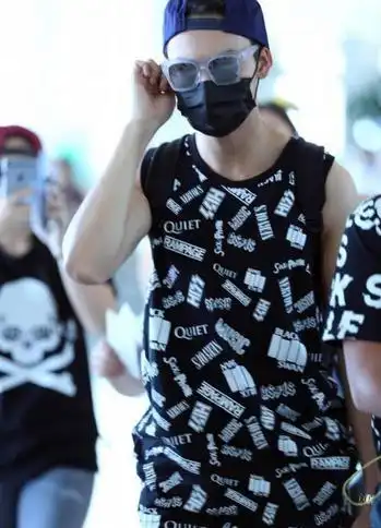 戴绿帽披床单耳机还外戴,陈伟霆的另类时尚你读得懂吗