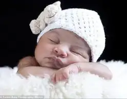 英摄影师专拍新生婴儿酣睡可爱如天使