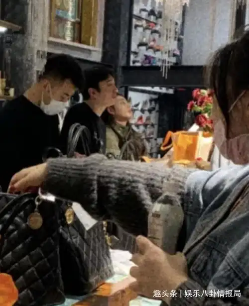 网友偶遇王思聪带女友买包,未戴口罩显疲惫,女伴肤白貌美身材好