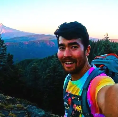 4次冒死闯关,中箭后坚持前行,27岁华裔为何作死硬闯原始部落