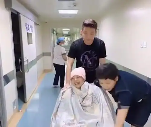 暖心福建一女子生完孩子出产房,婆婆迅速上前盖上被子拥抱