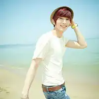 穿t恤的qq男生头像清爽夏日风格