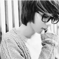 黑白系伤感男生头像忆往事伤感落泪