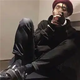 2018男生忧郁伤感头像高清痛苦主要来自敏感和脆弱