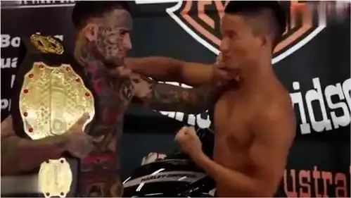 国外纹身男扛着金腰带无脑挑衅中国小伙,小伙上台10秒霸气ko