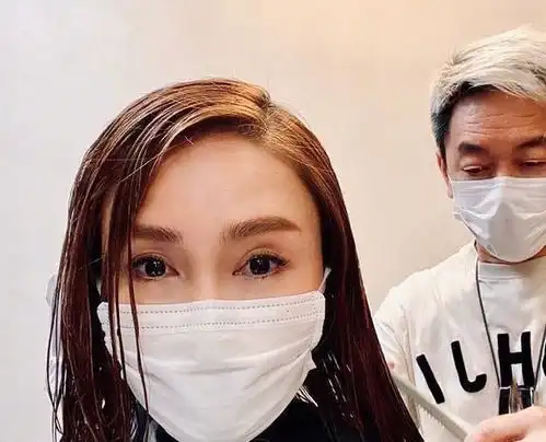 黎姿合照男发型师急不可耐戴口罩都要剪头发,发型师虽老却时髦