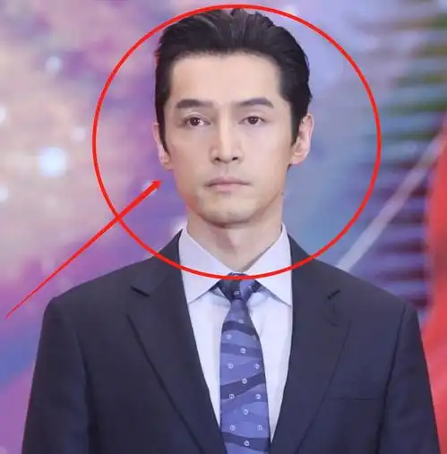 胡歌现身新剧发布会被拍,穿西装儒雅帅气,生图却暴露39岁皮肤状态