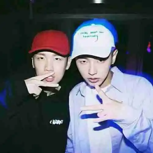 海边背影剪刀手男头微信头像图片大全