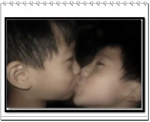 两个小男孩亲嘴的图片