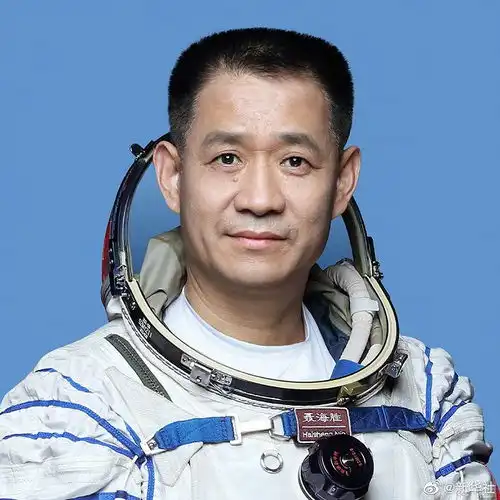 神舟十二号载人飞船飞行乘组由航天员聂海胜刘伯明和汤洪波三人组成