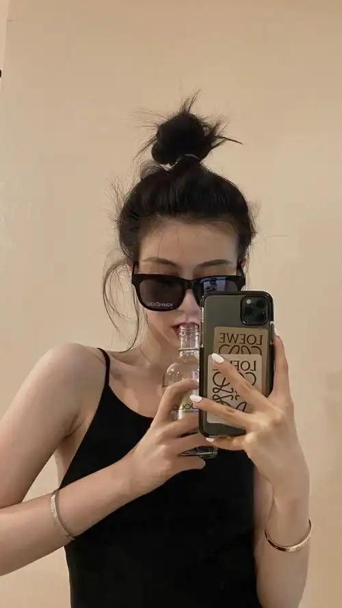 ins小众壁纸爱别人要适可而止爱自己要尽心尽力