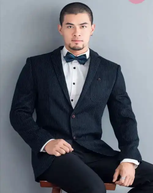 肌肉型男婚礼现场秀身材火了,网友难道是大型选美现场