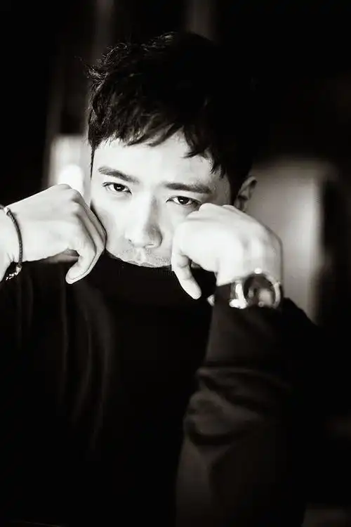 高云翔黑白光影写真曝光诠释质感男人