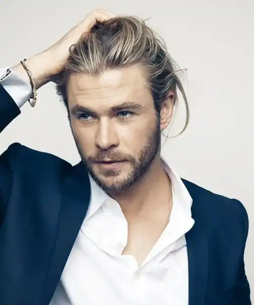 克里斯海姆斯沃斯的真相从贫穷的冲浪男孩到掀起风暴的雷神