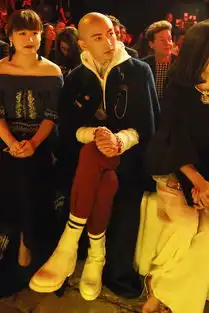 陈晓变身男模故宫走秀光头造型亮相霸气吸睛