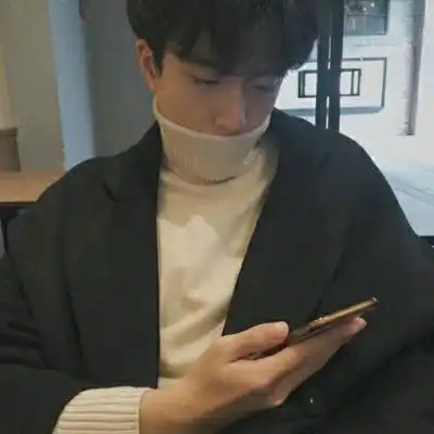 真人帅气好看男生头像拿手机