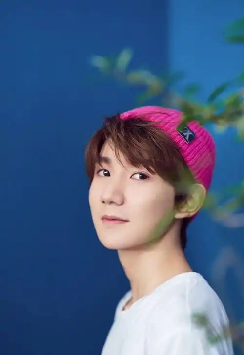 tfboys的王源新歌上榜,白t恤花短裤成熟帅气,网友超有男神潜力