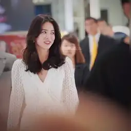 48岁宋慧乔新造型气质出众,公主卷发优雅大气,短发减龄时髦