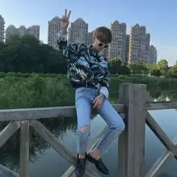 伤感冷漠男生头像我的心痛都是关于你