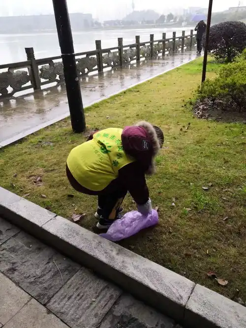 同处一片蓝天共栖一个地球东风校区106班小牛顿中队开展志愿服务公益活动