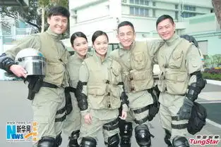 吴启华戴面罩拍戏全副武装上演防暴演习