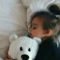 帮我找一个小男孩抱着小熊睡觉的图片本是一对情侣照结果被别人换了照片找不到了