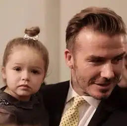 小七新造型好美,哈珀短发比以前更难打理,贝克汉姆肠子都悔青了