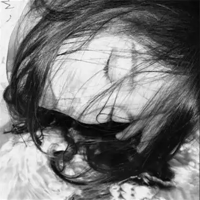 悲伤高冷头像女生黑白,没有能力改变眼前这一切