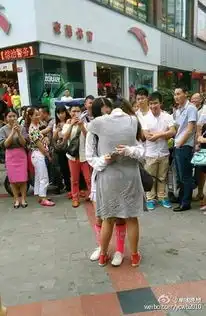 北京彩虹地铁现男男求婚不送钻戒送手表