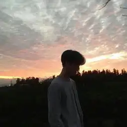 请问谁有这个情侣头像的女生那张啊谢谢啦.有的麻烦发给我一下呗