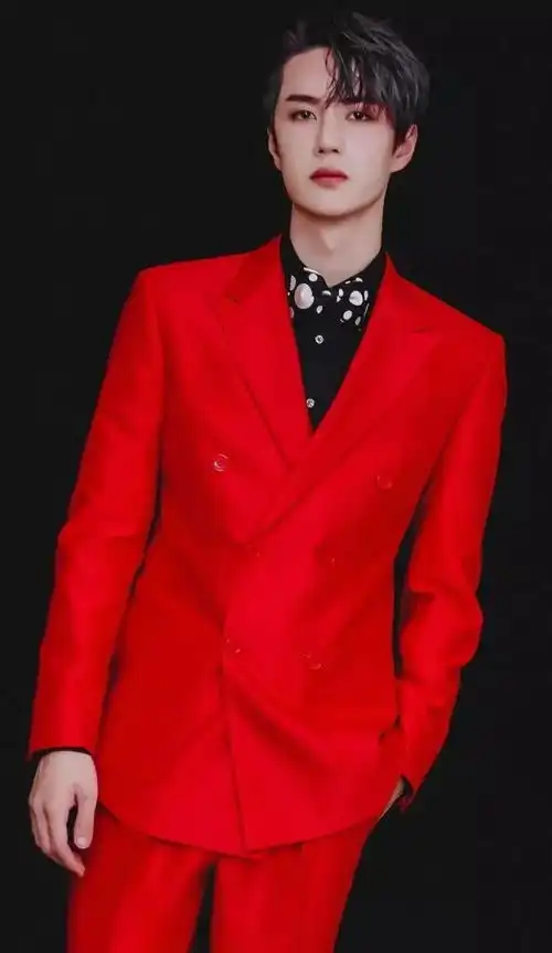 王一博西装时尚俏皮,还有蔡徐坤刘亦菲的suitlook,你最看好谁