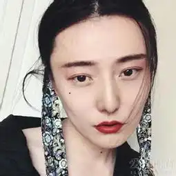 张靓颖大婚竟被她抢镜伴娘章元一遭热搜,章元一是谁到底是男是女