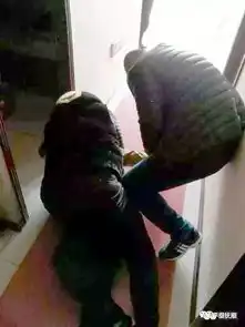 抚顺男子尾随独行女持刀抢劫男扮女装盗窃被抓