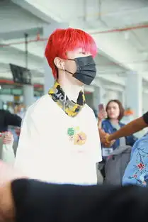 范丞丞黑白配经典搭现身,一头红发满满少年感