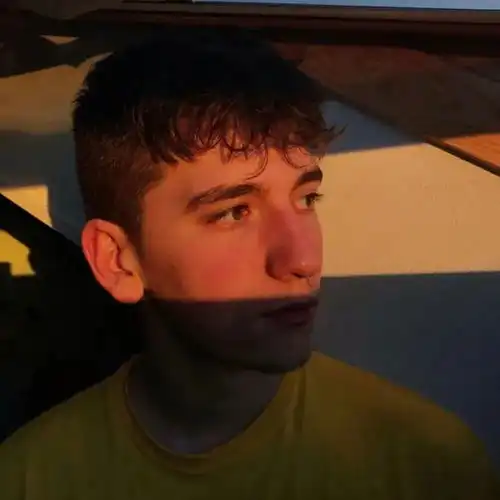 头像躲过人潮拥挤的街道一起玩夏日的泡泡