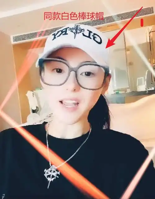 张柏芝与花臂男戴情侣帽逛街隐蔽部位再添新纹身左手无名指钻戒吸睛