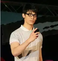 泰国男星演绎儒雅文艺风,有框眼镜引领新时尚