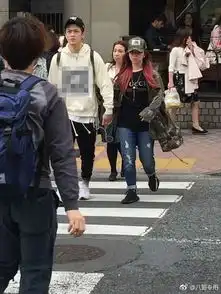 图邓紫棋新恋情曝光与白衣男子牵手逛街
