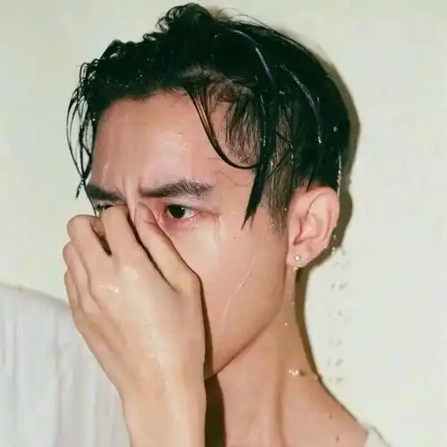 男生头像欢声和笑语还在我耳畔