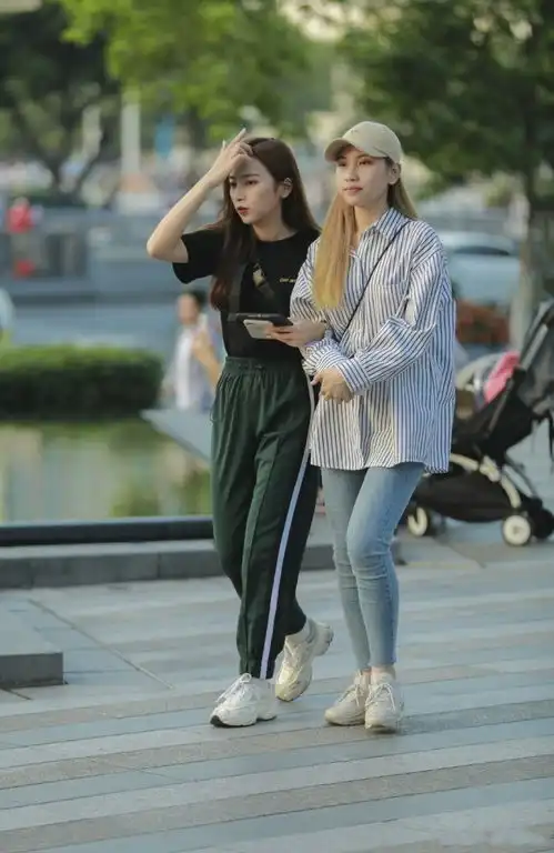 街拍美女,各种巧妙的穿搭让夏天的街头百花齐放,回头率要爆表了